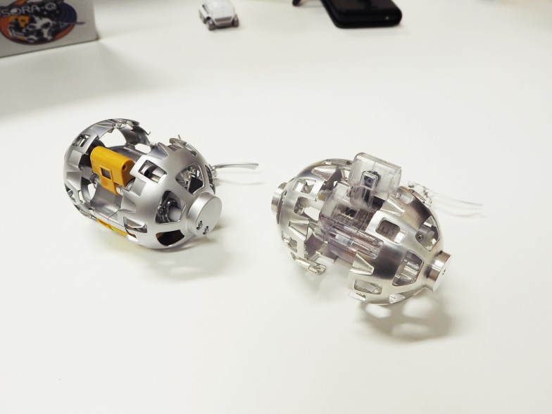 左がプロダクトモデル、右は月面に送られる実機により近いテストモデル。外殻部分がプロダクト版よりも薄く、軽量化されている。一部パーツが透明なのはテスト時に内部を確認しやすくするため。