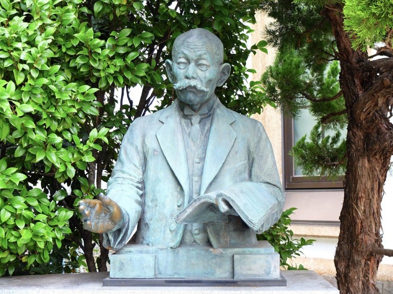 早稲田大学演劇博物館の正面左手にある坪内逍遙の銅像
