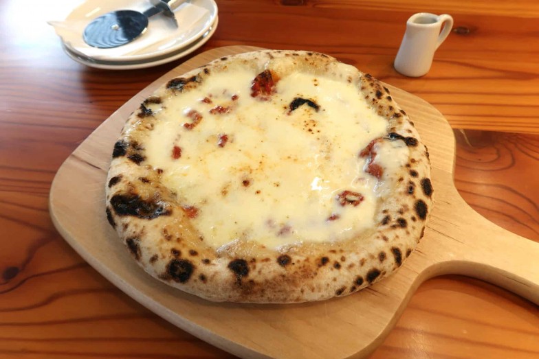 まるごと北大牛乳モッツァレラピザ[１日５食限定]（2,000円）。見よ、このチーズの海を！ 「あ、このピザおいしいやつだ」と一目でわかる生地の焼き上がり