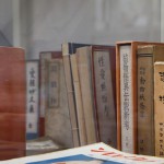 和本をはじめとした古書のコレクション。妖怪・怪奇ものから性風俗まで幅広いジャンルを網羅、特徴的なものが多い。