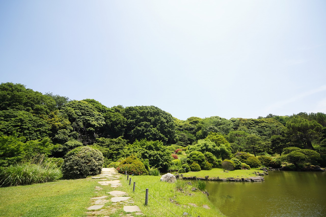 第5代将軍・徳川綱吉に縁ある白山御殿に由来する、自然の地形に優れた技術がうかがえる江戸時代の代表的な庭園