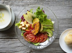 サラダボウルランチセットは、自家製フォカッチャ、スープ付きで950円。サラダは十数種類の有機野菜、ドレッシングにはハラペーニョとハチミツ、ニンニクを使用。野菜の旨みが引き立つ