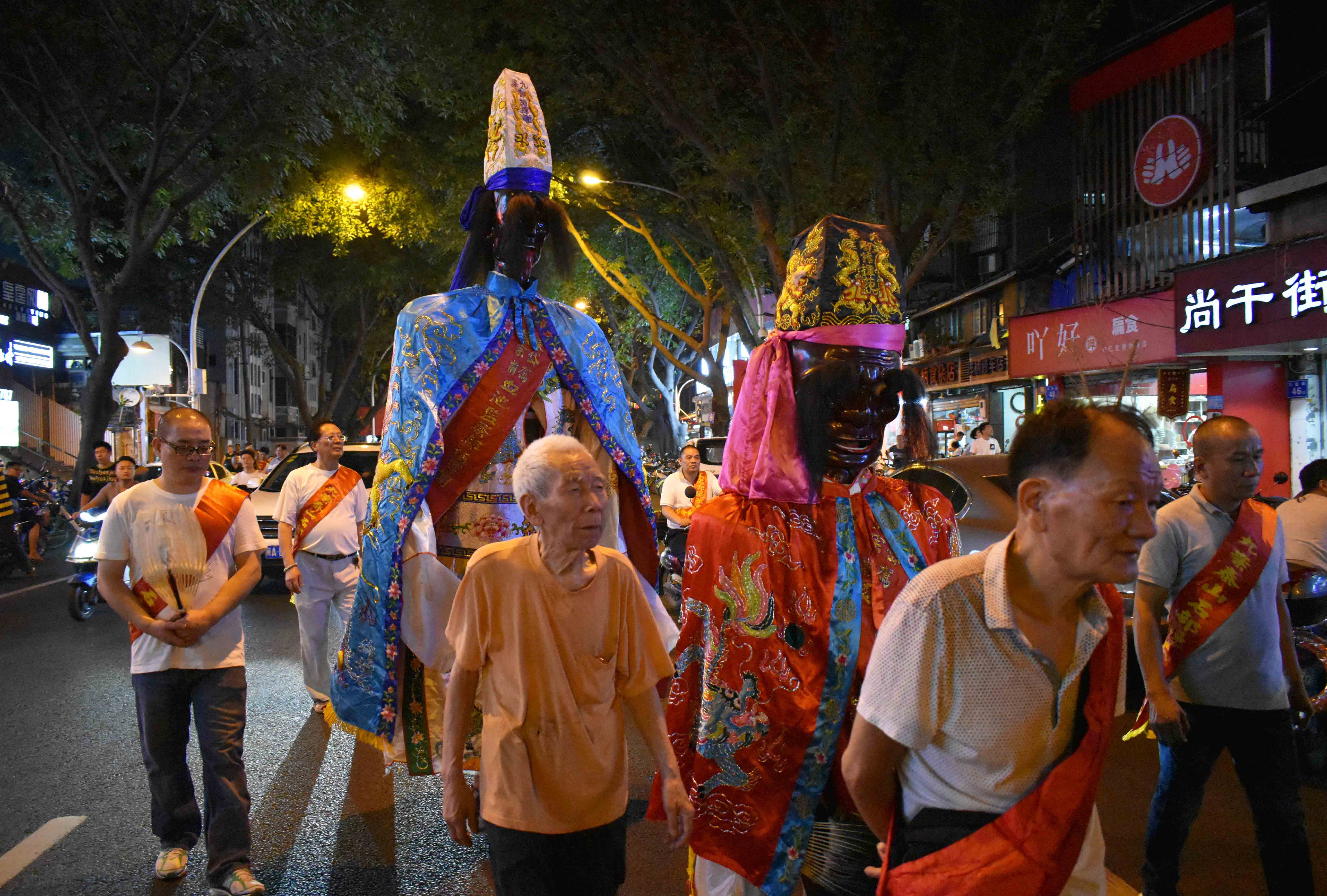 廟のお祭りでは無常に扮した人が街を練り歩くのだという